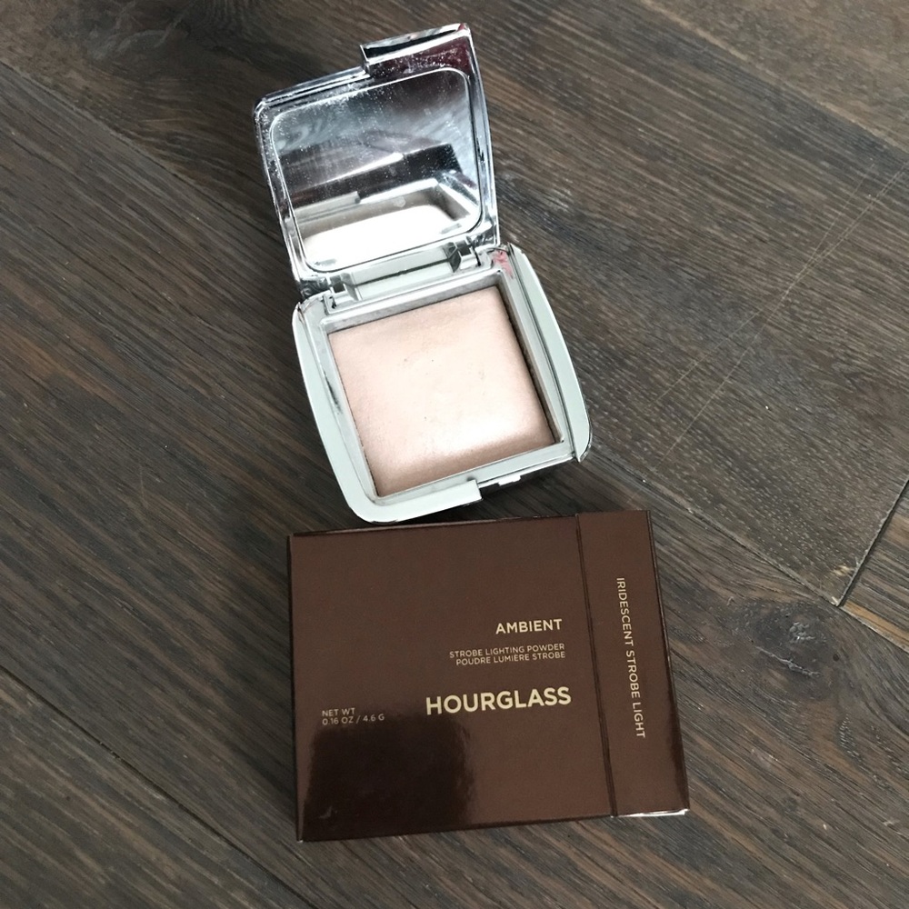 Hourglass Ambient Iridescent Strobe Powder